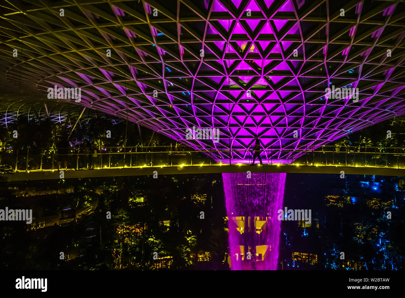 Singapour - Jun 11, 2019 : Pont couvert à pied juste à côté de la pluie HSBC Vortex au soir. Banque D'Images