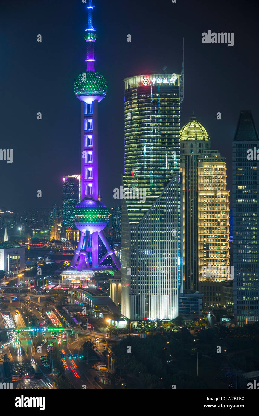 Oriental Pearl Tower et Lujiazui skyline, Pudong, Shanghai, Chine Banque D'Images