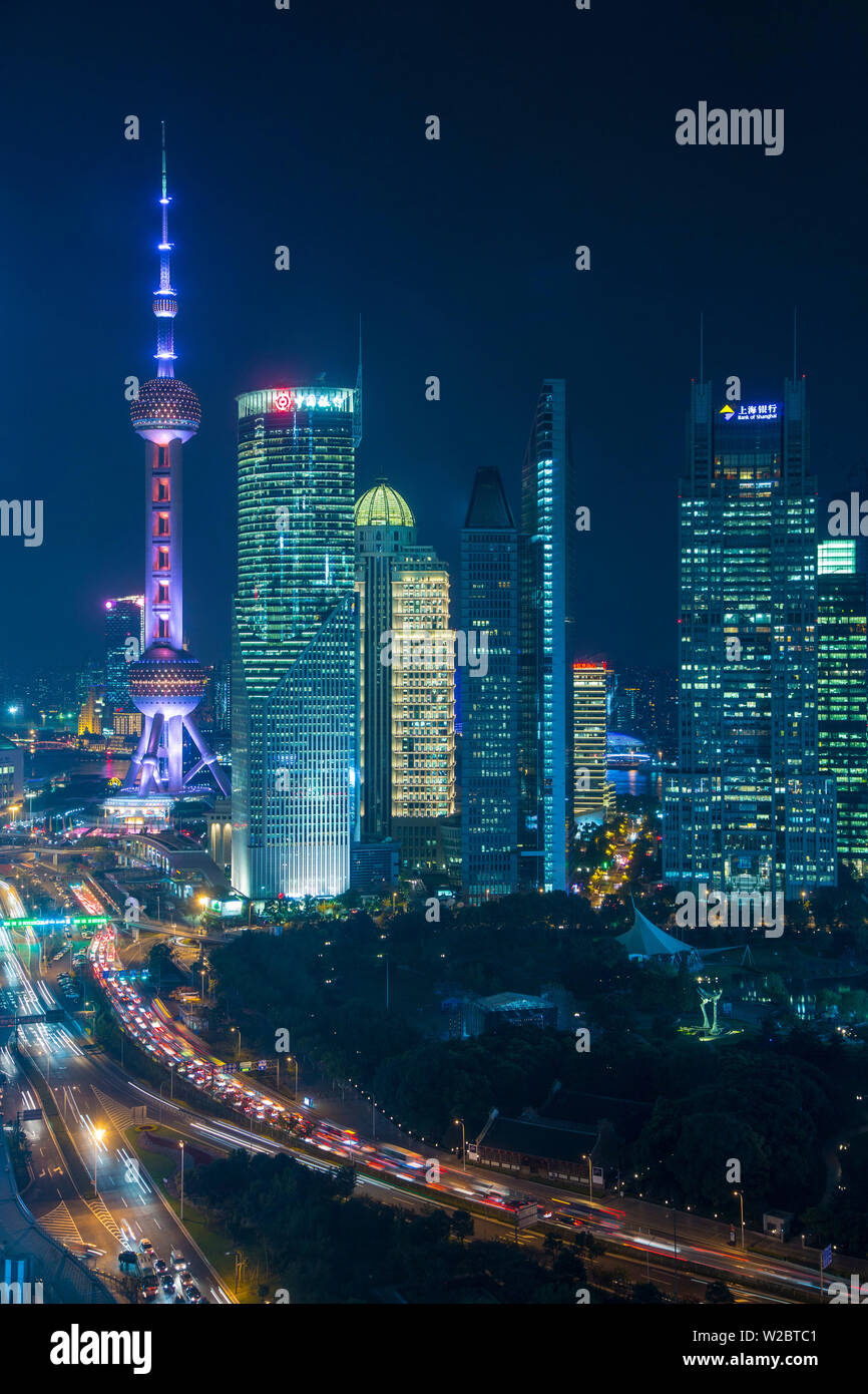 Oriental Pearl Tower et Lujiazui skyline, Pudong, Shanghai, Chine Banque D'Images