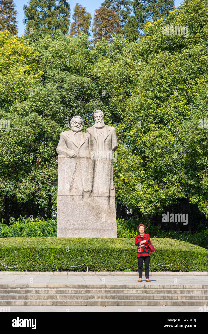 Marx et Engels statue, Fuxing Park, Concession Française, Shanghai, Chine Banque D'Images