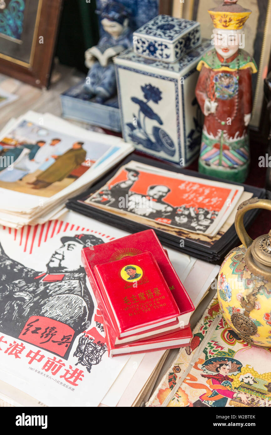 Le petit livre rouge de Mao, marché d'antiquités de Dongtai Road, Shanghai, Chine Banque D'Images