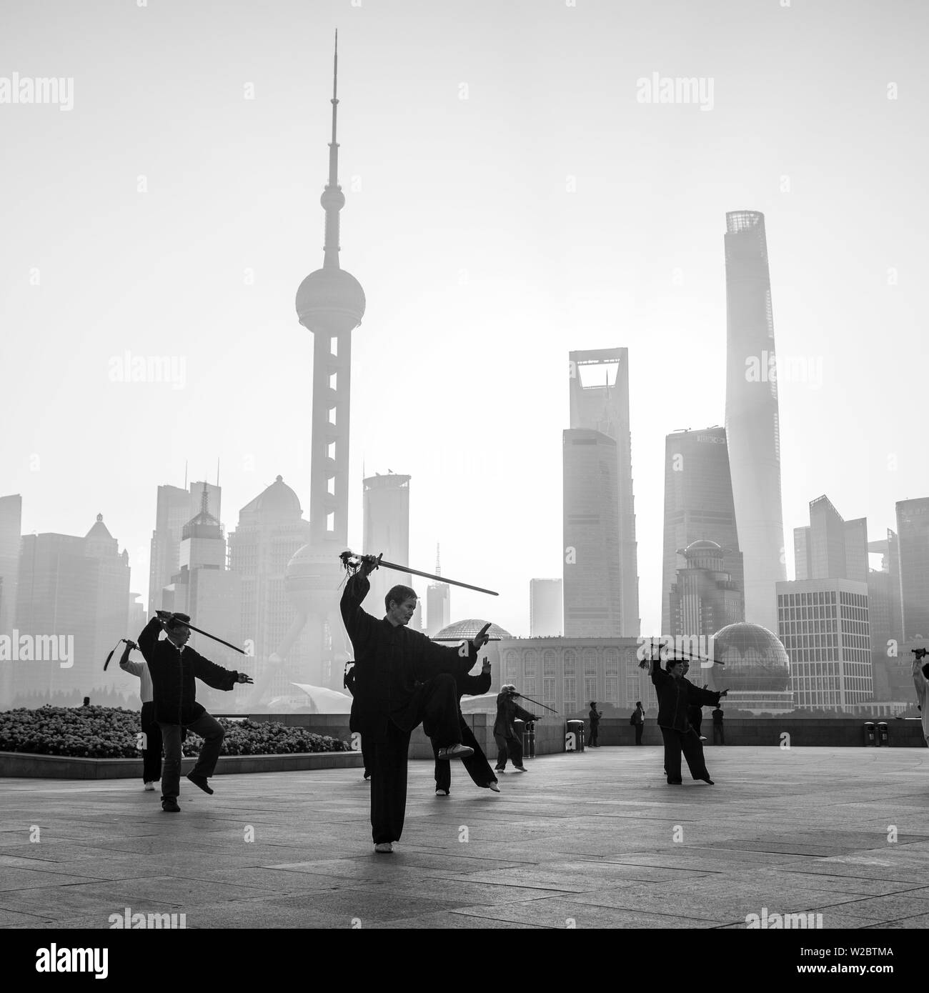Le Tai Chi sur le Bund (avec Pudong skyline derrière), Shanghai, Chine Banque D'Images