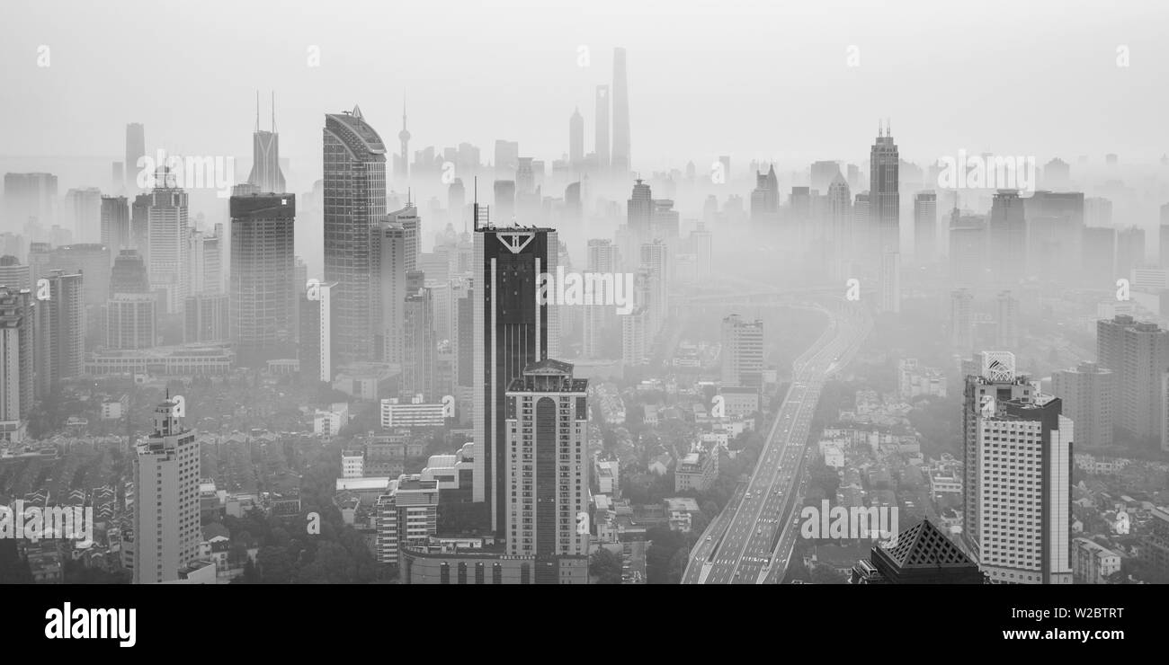 Toits de Shanghai Jing'an de brouillard sur un matin de novembre, Chine Banque D'Images