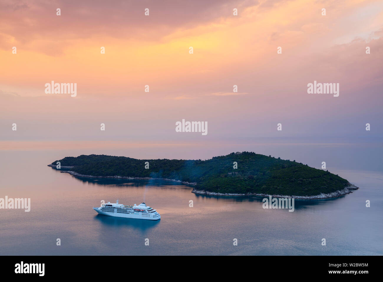 Cruiseboat et éclairé de l'île au lever du soleil, Dubrovnik, Dalmatie, Croatie Banque D'Images