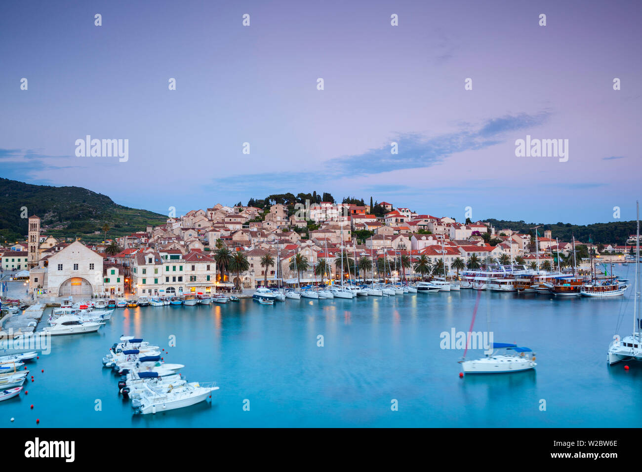 Des vue sur le port pittoresque ville de Hvar allumé au crépuscule, Hvar, Dalmatie, Croatie Banque D'Images