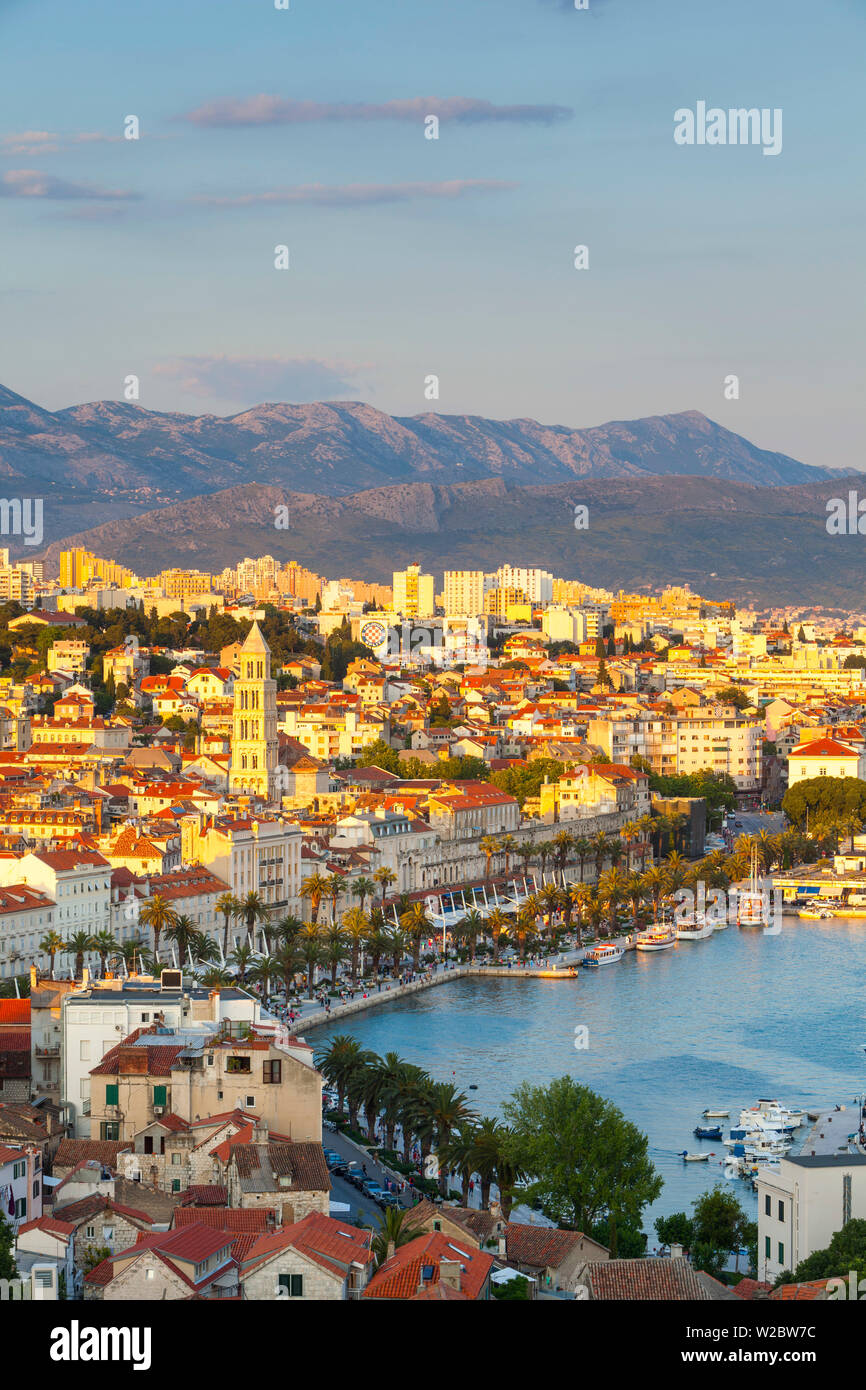 Elevevated vue sur le port pittoresque ville de Split allumé au coucher du soleil, Split, Dalmatie, Croatie Banque D'Images