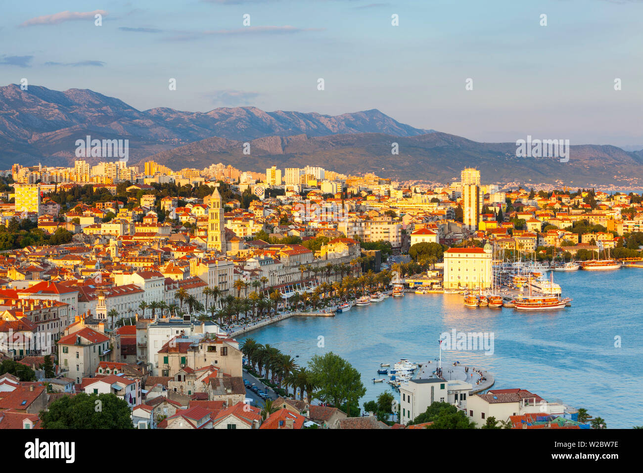Elevevated vue sur le port pittoresque ville de Split allumé au coucher du soleil, Split, Dalmatie, Croatie Banque D'Images