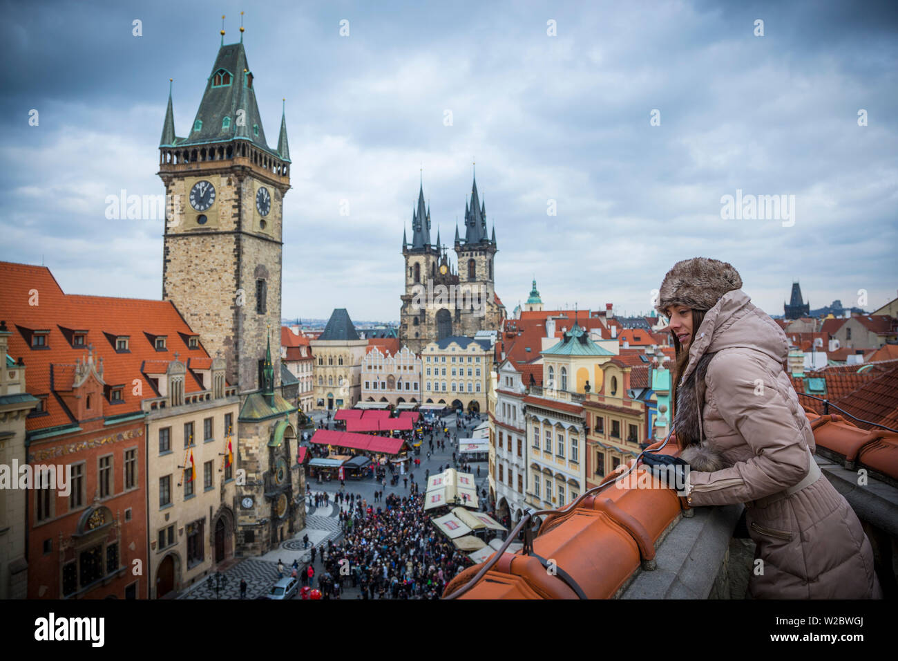 Jeune femme au-dessus de la place de la Vieille Ville, Prague, République tchèque (MR) Banque D'Images