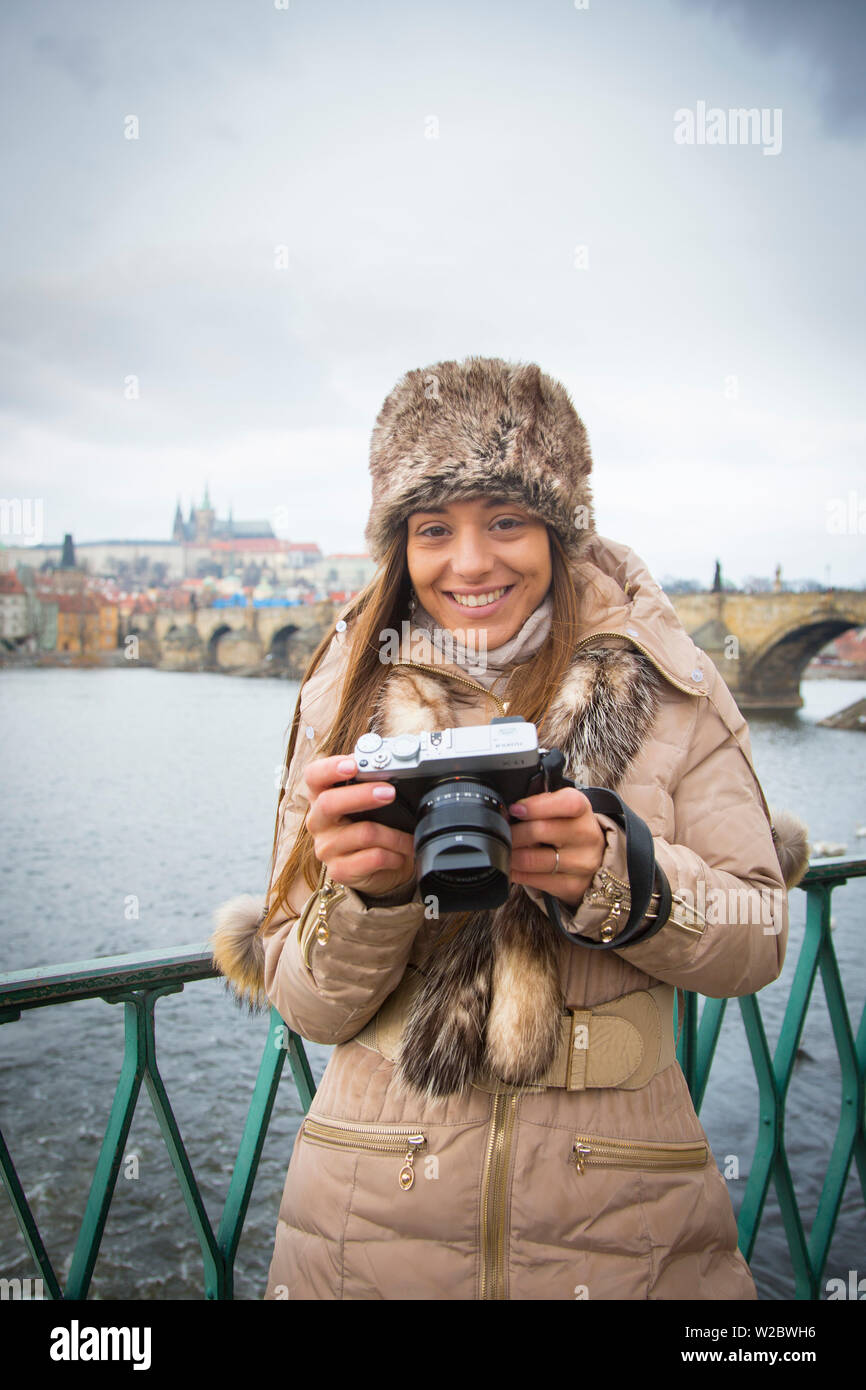 Jeune femme avec un appareil photo, Prague, République tchèque (MR ...