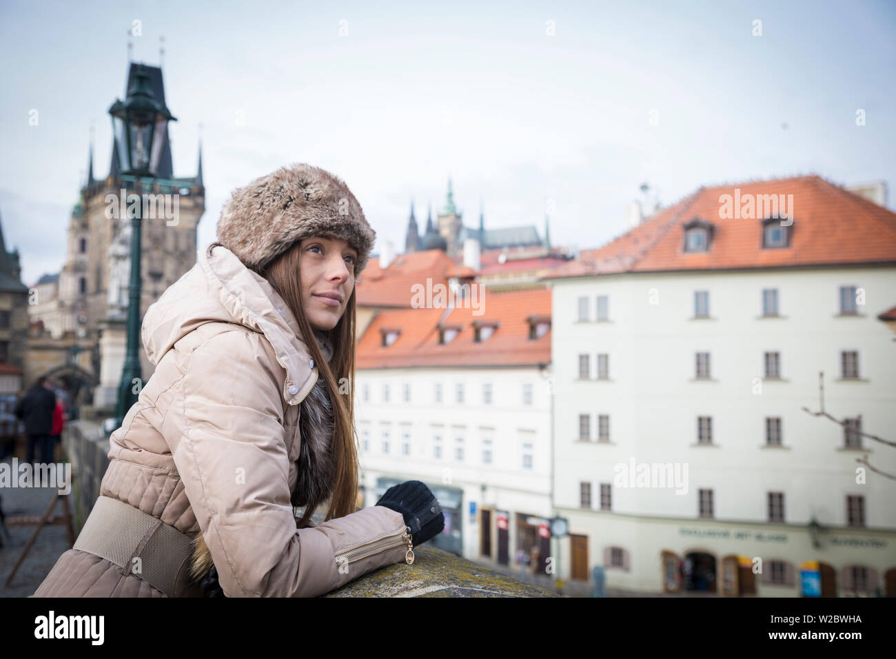 Jeune femme sur le Pont Charles (Karluv Most), Prague, République tchèque (MR) Banque D'Images