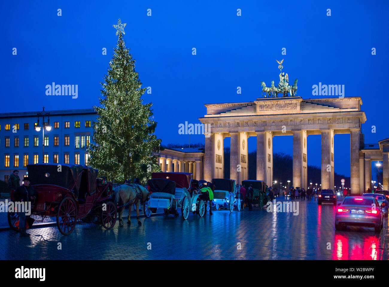 Allemagne, Berlin, Mitte, Brandenburger Tor, Porte de Brandebourg et l'arbre de Noël Banque D'Images
