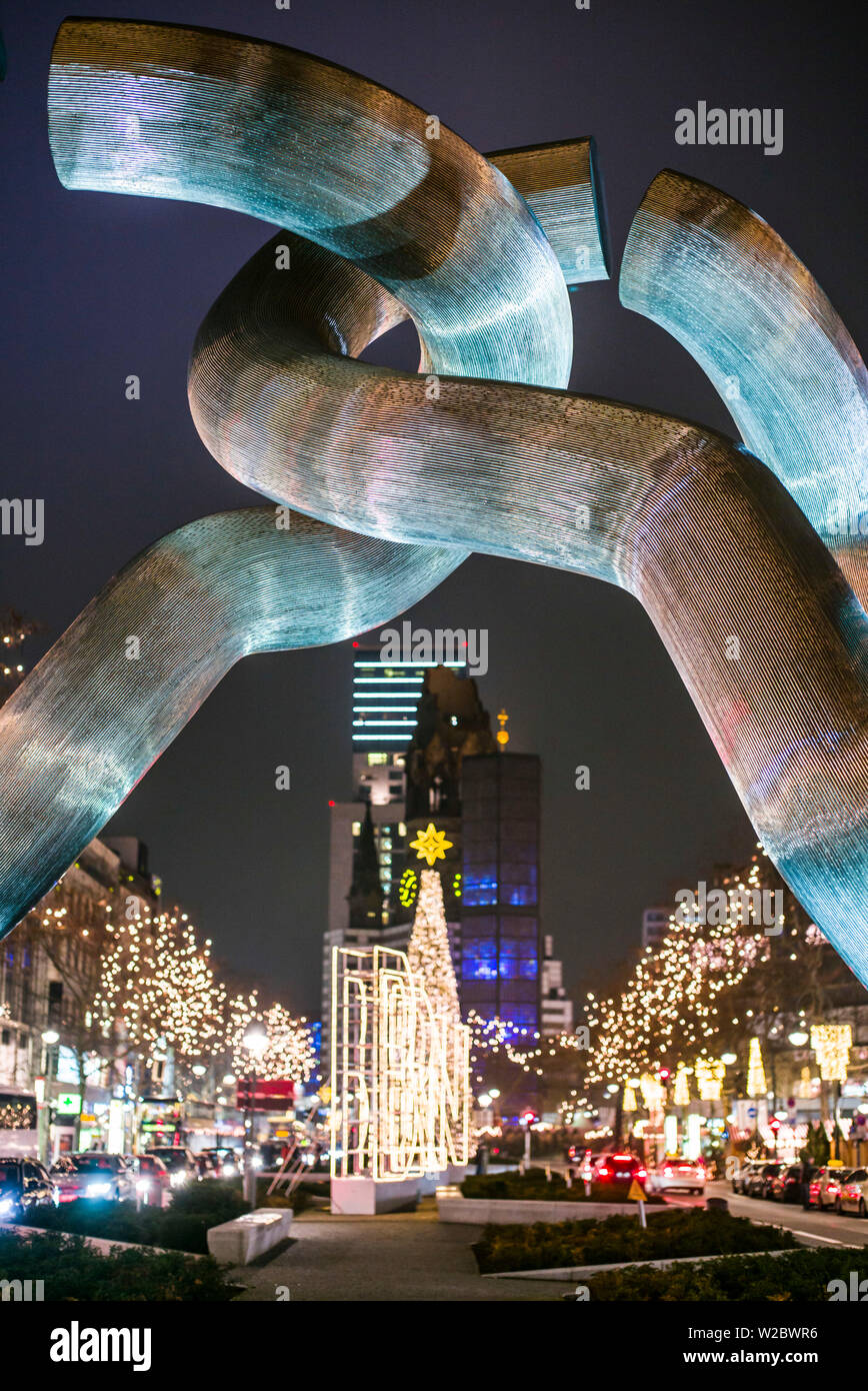 Allemagne, Berlin, Charlottenburg, Berlin, Kurfurstendam sculpture par Brigitta et Martin Matschinsky avec Kaiser Wilhelm Memorial Church à l'arrière-plan Banque D'Images