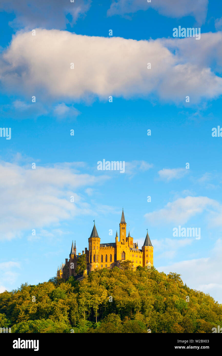 Le Château de Hohenzollern allumé au coucher du soleil, souabe, Bade-Wurtemberg, Allemagne, RF Banque D'Images