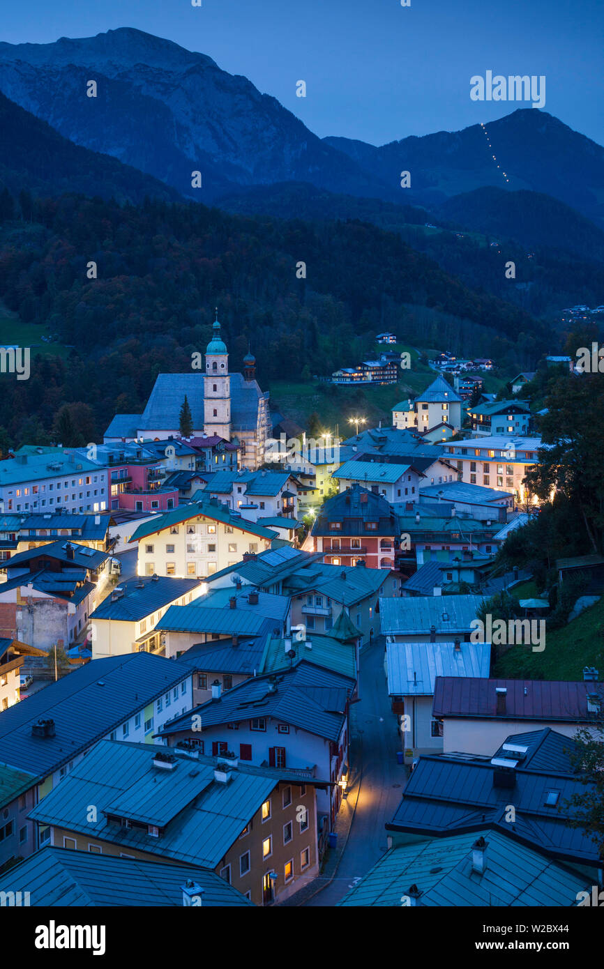 Germany, Bavaria, Berchtesgaden, augmentation de la ville, au crépuscule Banque D'Images