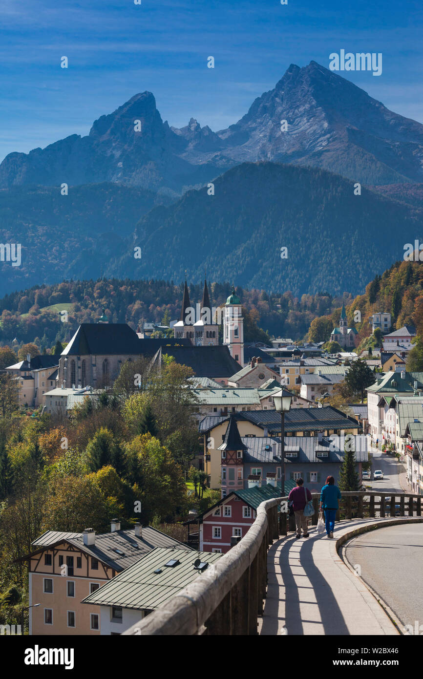Germany, Bavaria, Berchtesgaden, augmentation de la ville avec vue sur la montagne Watzmann (el. 2713 mètres) Banque D'Images