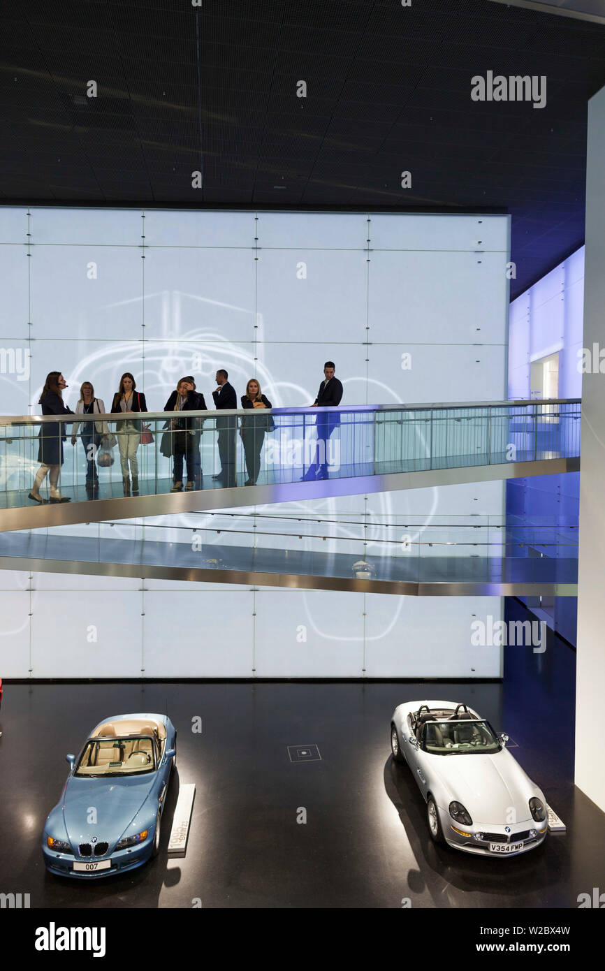 Germany, Bavaria, Munich, BMW Museum, l'exposition de voitures BMW Banque D'Images