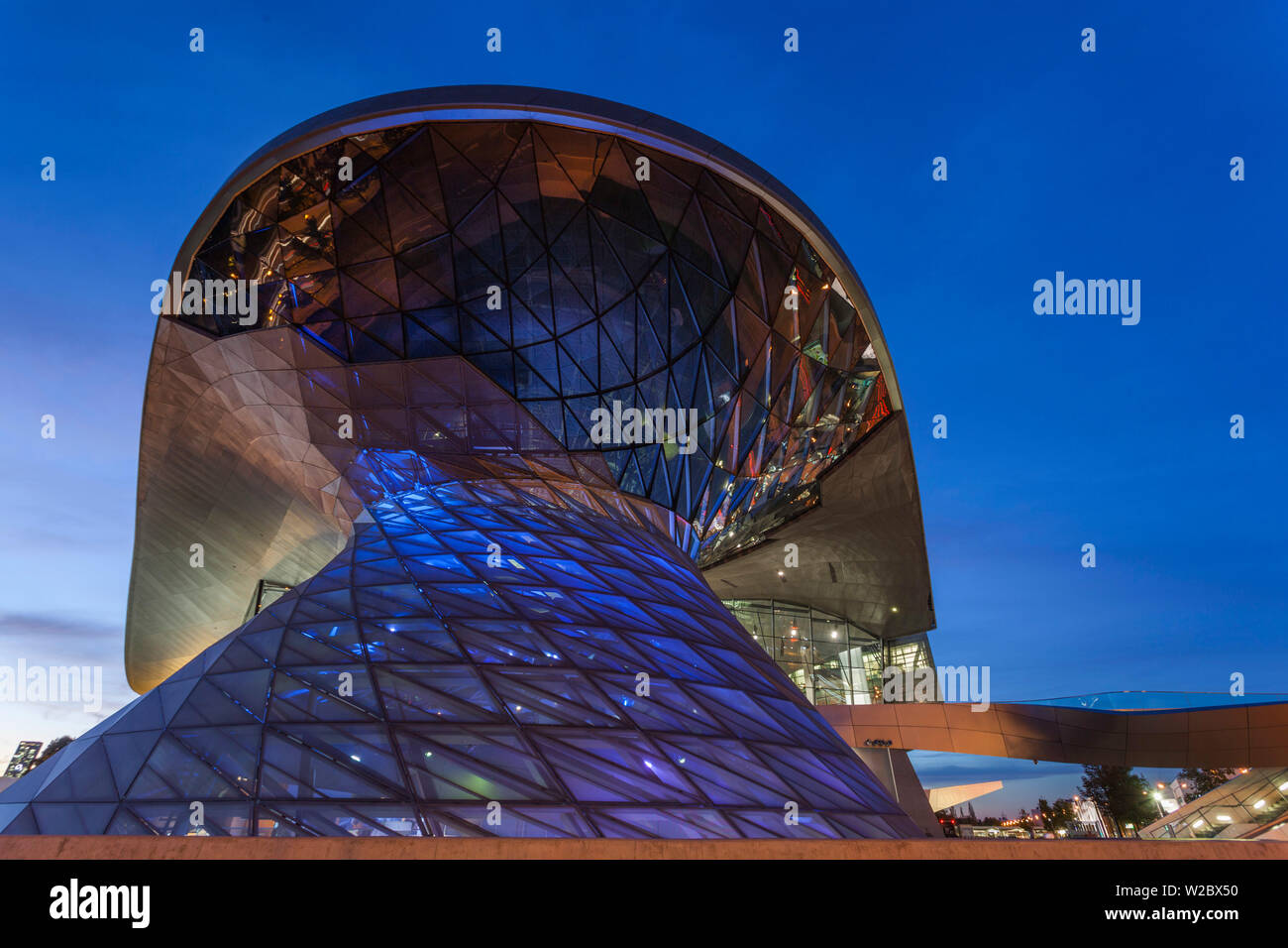 Germany, Bavaria, Munich, BMW Welt company showroom, crépuscule Banque D'Images