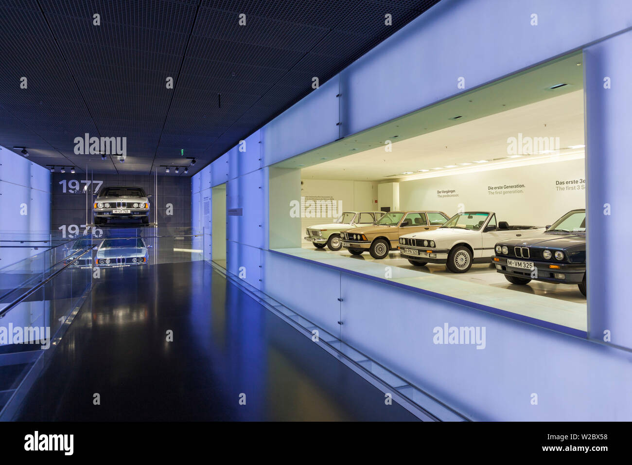 Germany, Bavaria, Munich, BMW Museum, l'exposition de voitures BMW Banque D'Images