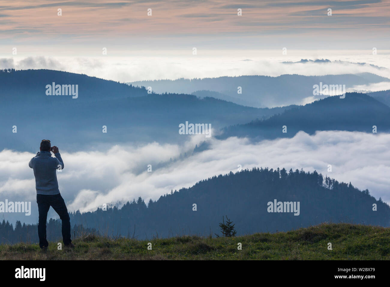 Allemagne, Baden-wurttemberg, Forêt Noire, Belchen montagne, vue du sommet vers les Vosges en France avec brouillard d'automne et les gens Banque D'Images