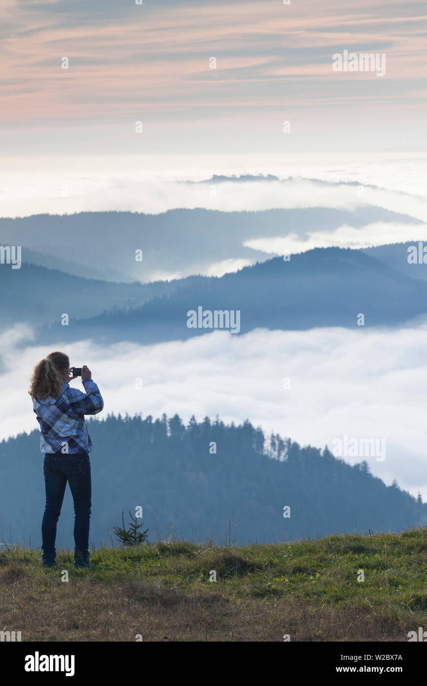 Allemagne, Baden-wurttemberg, Forêt Noire, Belchen montagne, vue du sommet vers les Vosges en France avec brouillard d'automne et les gens Banque D'Images