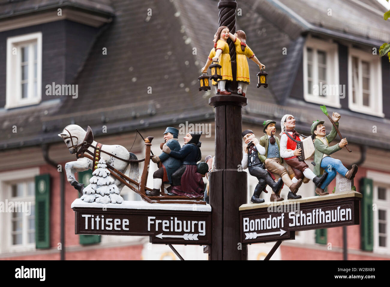Allemagne, Baden-wurttemberg, Forêt Noire, Lenzkirch, traditionnel en bois sculpté la signalisation routière Banque D'Images