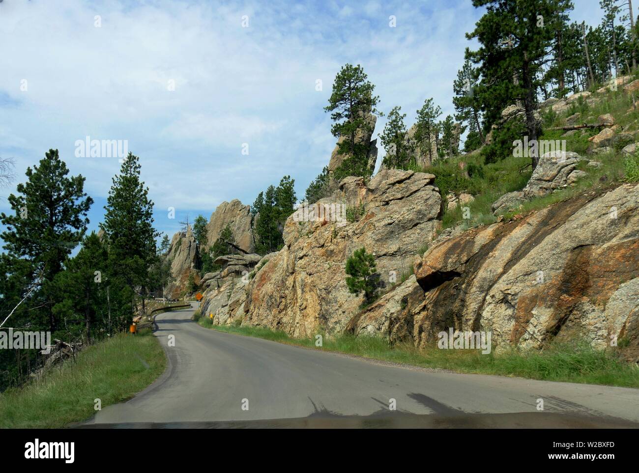Des formations de roche spectaculaires à l'entrée du tunnel l'Oeil de l'aiguille, l'une des meilleures attractions à Needles Highway dans le Dakota du Sud. Banque D'Images