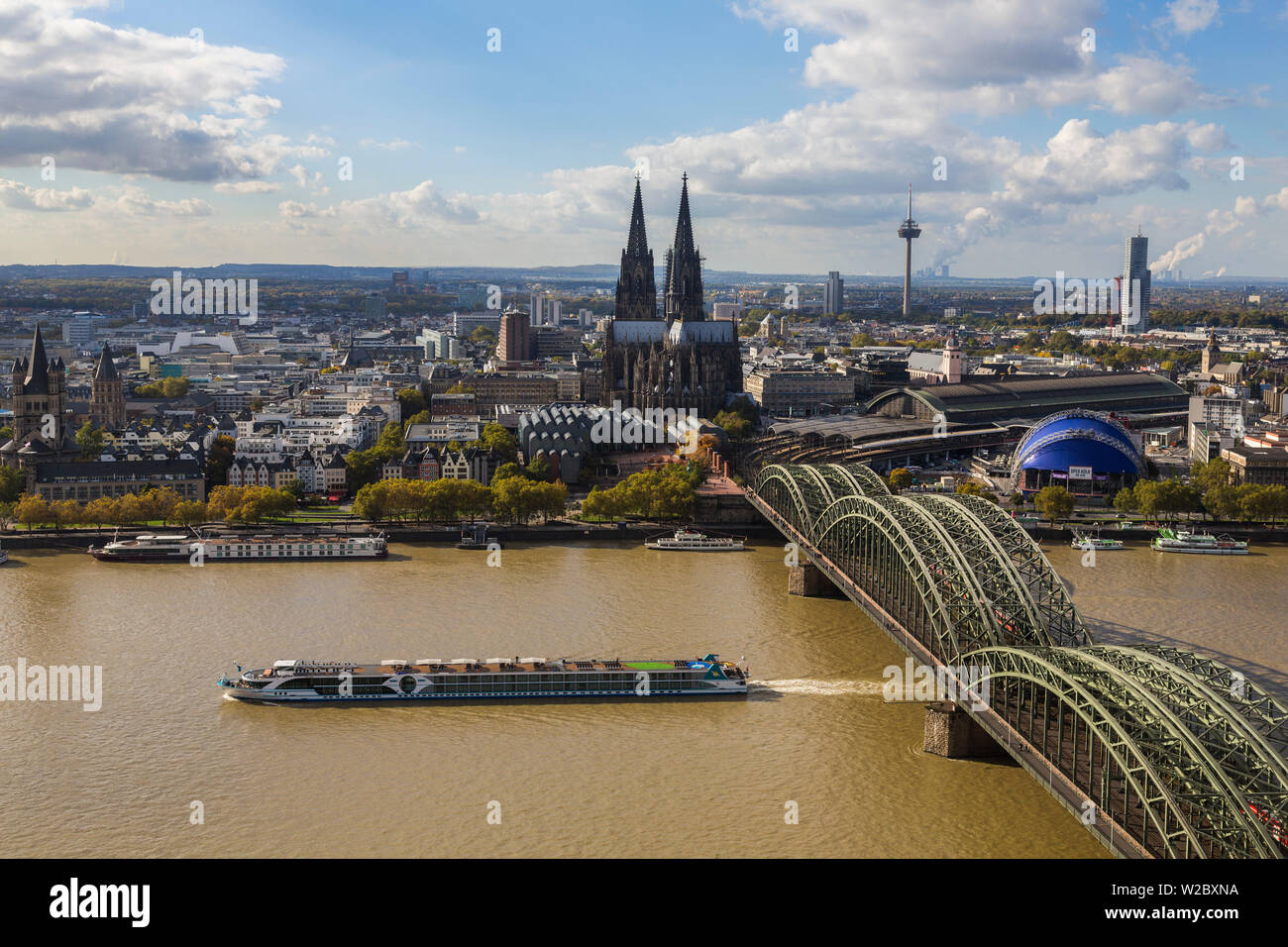 Rhin, et de la cathédrale (Dom), Cologne (Köln), Rhénanie du Nord-Westphalie, Allemagne Banque D'Images