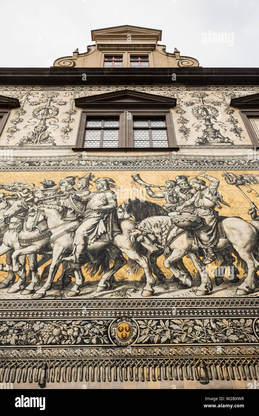 Furstenzug - 102m de long murale carrelée (Procession des Princes), Augustusstrasse, Dresde, Saxe, Allemagne Banque D'Images