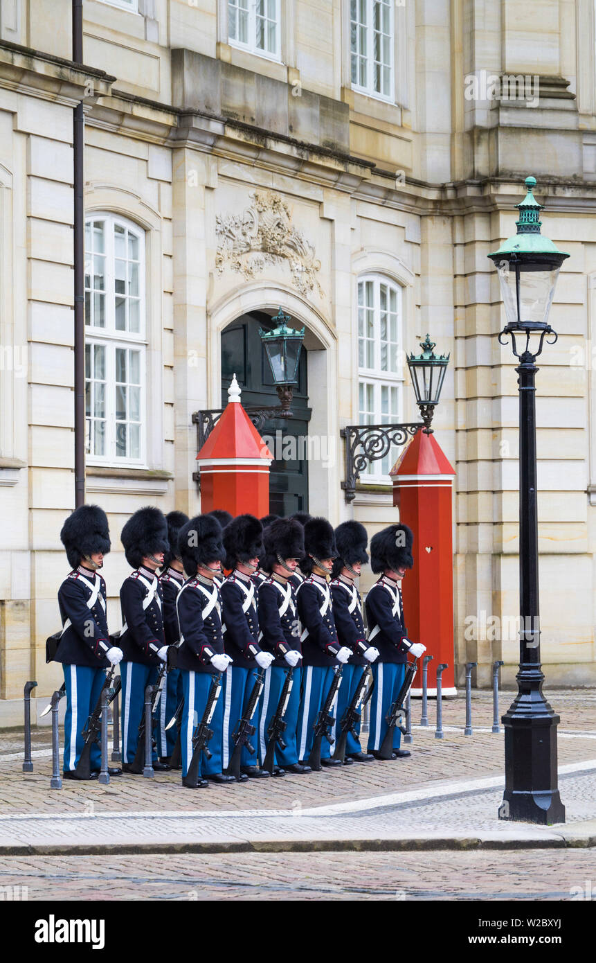 Le Danemark, la Nouvelle-Zélande, Copenhague, le Palais d'Amalienborg, relève de la garde Banque D'Images