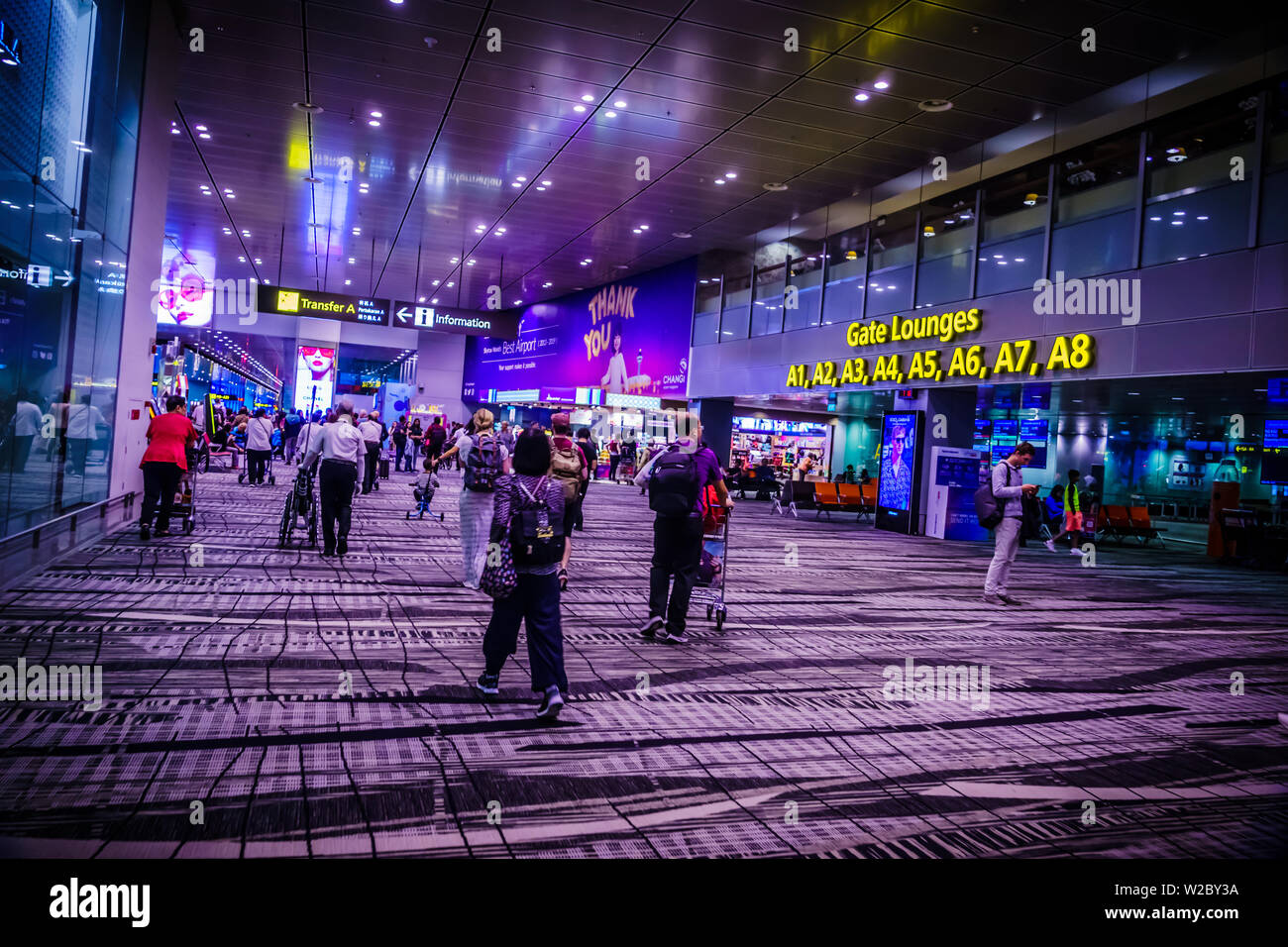 Singapour - 8 mai 2019 : Les voyageurs déménagement et le shopping à l'aéroport de Changi, Terminal 3, Singapour. Banque D'Images