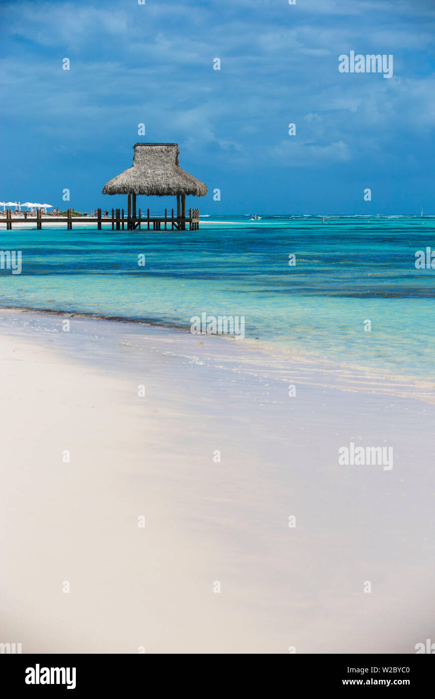 République dominicaine, Punta Cana, Playa Blanca, jetée en bois avec cabane de chaume Banque D'Images