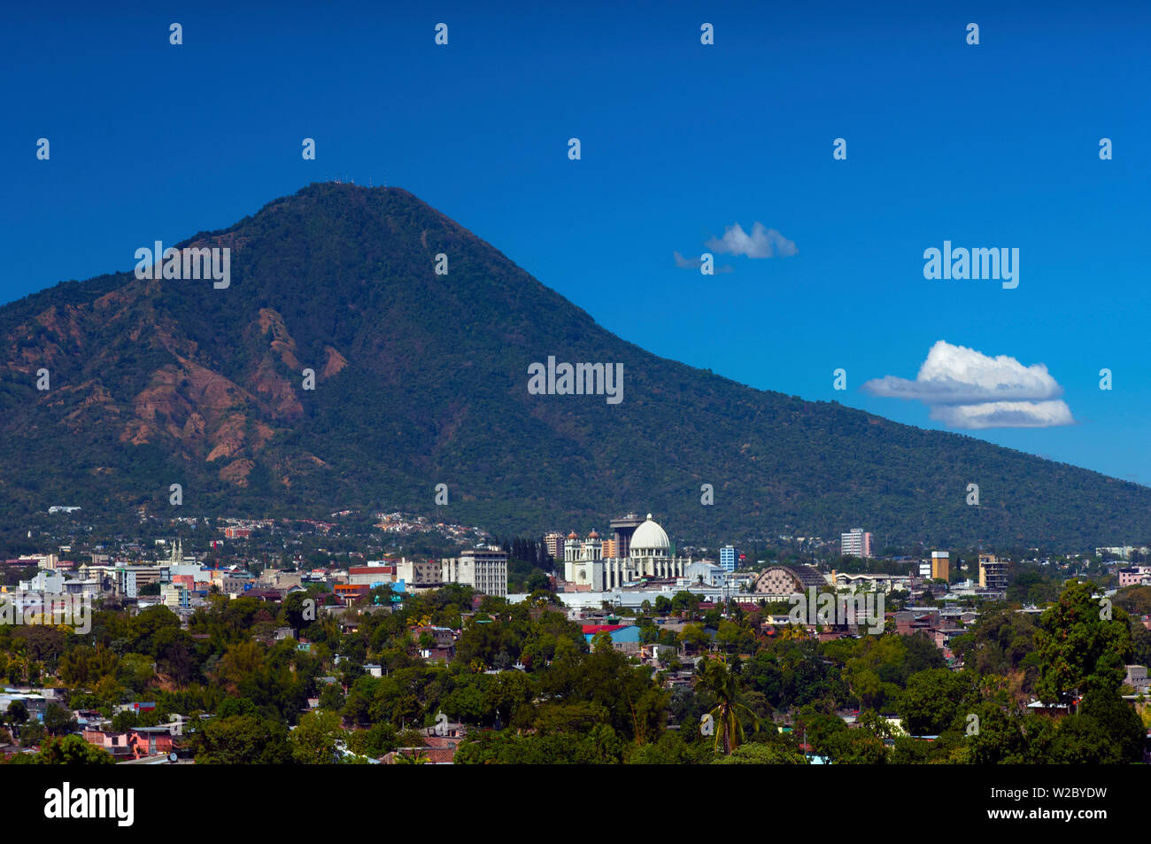 San Salvador, El Salvador, l'emblématique El Picacho Peak s'élevant au-dessus de la ville, du volcan San Salvador, Cathédrale métropolitaine du Saint Sauveur Banque D'Images