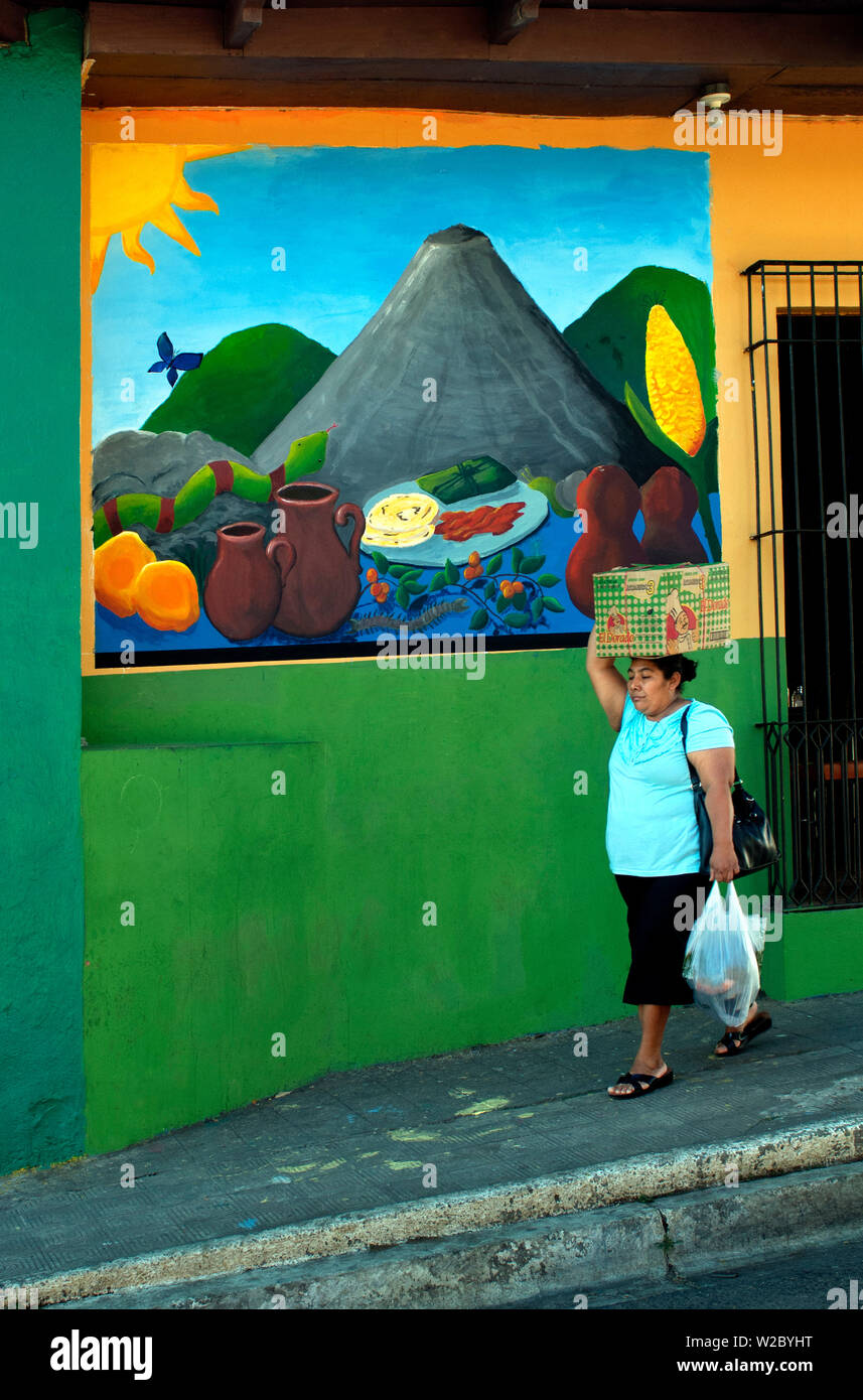 Izalco, El Salvador, Indigneous la population, peinture murale du volcan Izalco, Département de Sonsonate Banque D'Images