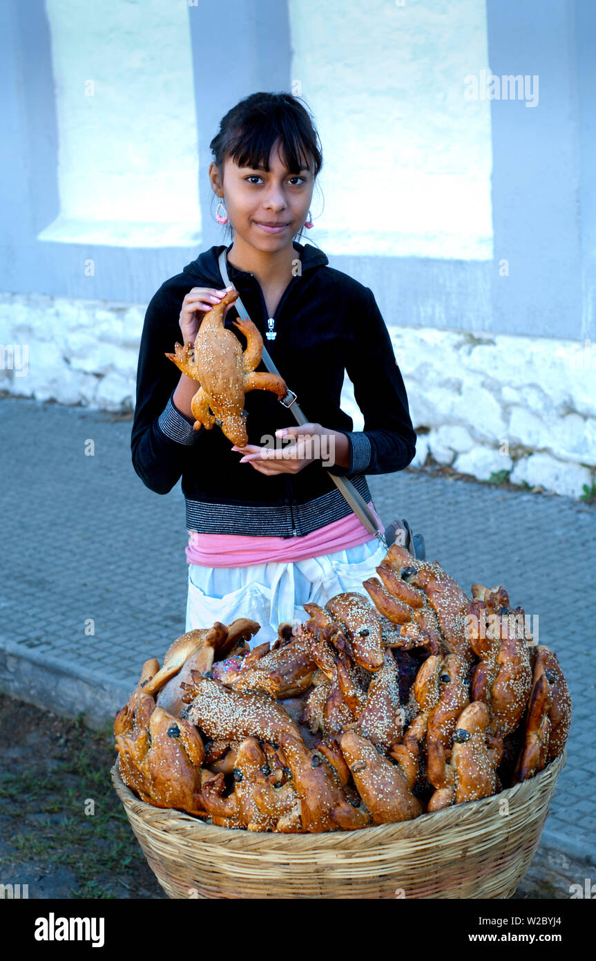 Vendeur de rue vendant du pain en forme d'animaux, Ataco, El Salvador, Route de fleurs, Rutas De Las Flores, Département de Ahuachapan Banque D'Images