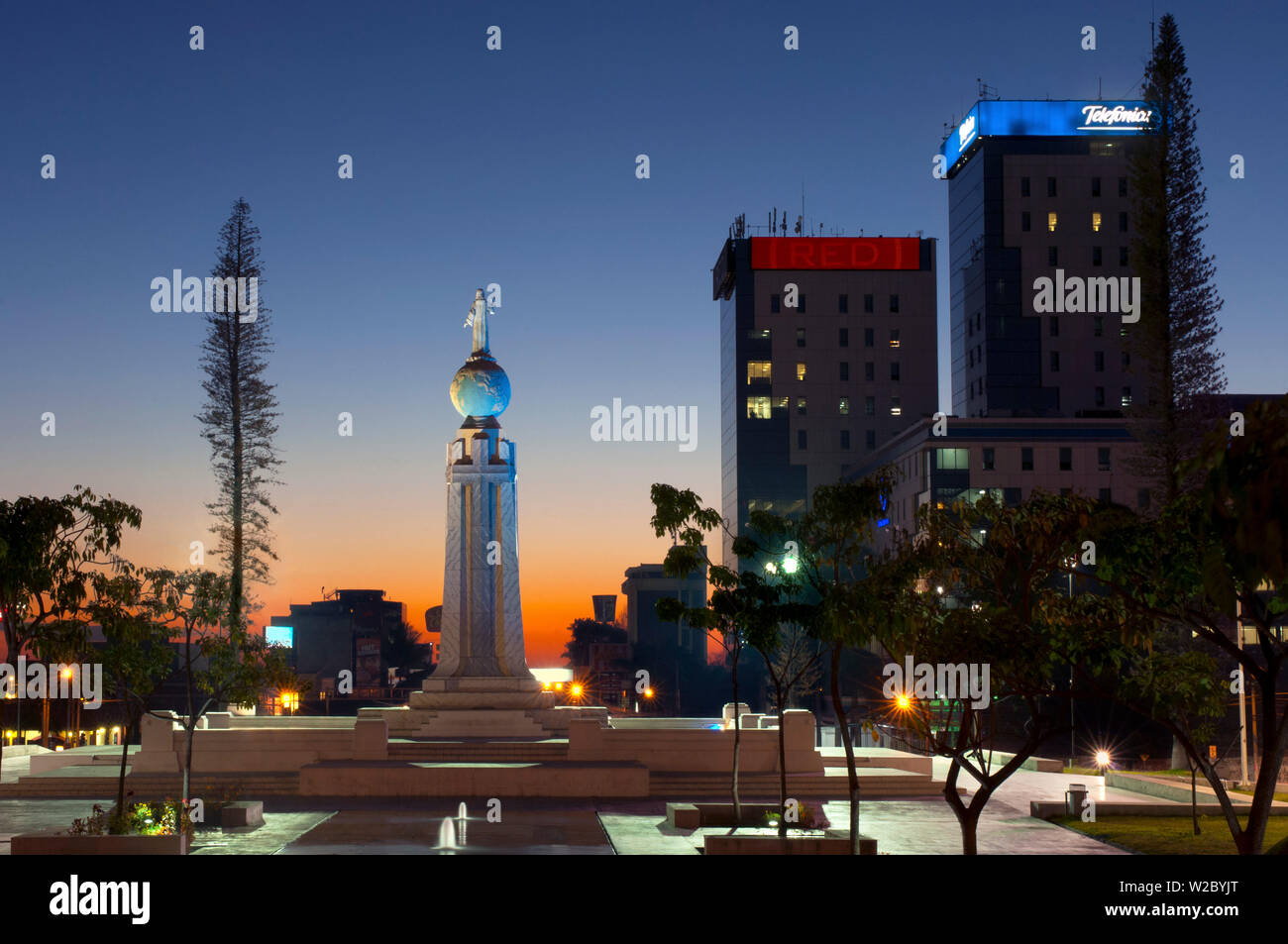 San Salvador, El Salvador, l'aube, Sauveur du monde Plaza, Monument de la divin Sauveur du monde, le Monumento al Divino Salvador del Mundo, statue de Jésus Christ debout sur une sphère mondiale de la planète Terre, identifie et représente d'El Salvador et de Salvadoriens à travers le monde Banque D'Images