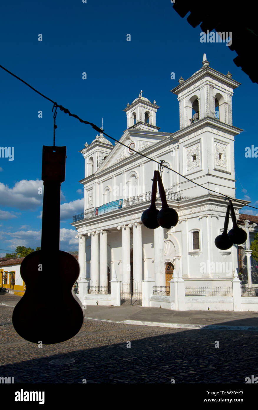 Suchitoto, El Salvador, la cathédrale de Santa Lucia, meilleur exemple de Post-Colonial Architecture en El Salvador, place principale, rues pavées, département de Cuscatlán Banque D'Images