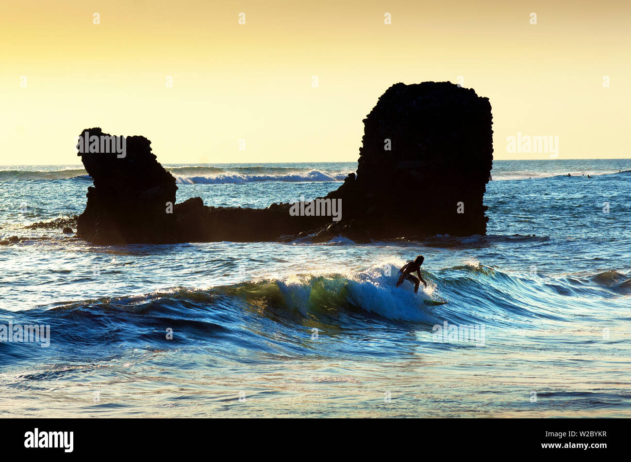 Playa El Tunco, El Salvador, l'océan Pacifique, plage très prisée des surfeurs, des grandes vagues, du nom de la formation rocheuse, Tunco traduit à cochon ou porc, le rocher ressemble à un cochon flottant sur le dos Banque D'Images