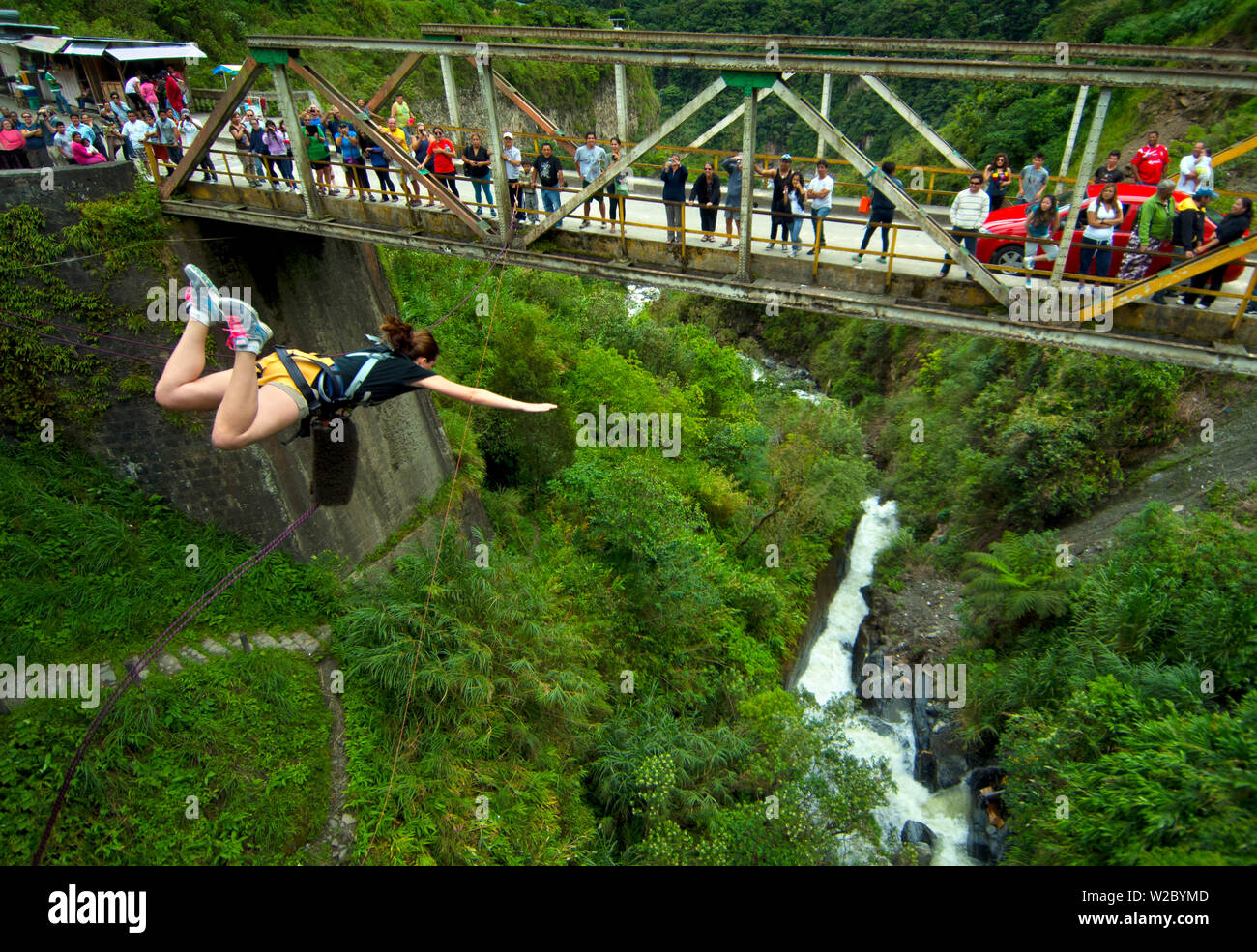 Le saut du pont, également connu sous le nom de Puenting, sur la vallée du Rio Pastaza, River Gorge, Route Des Cascades, Ruta de las Cascadas, Banos, porte de l'Amazone, Tungurahua, Equateur Province Banque D'Images