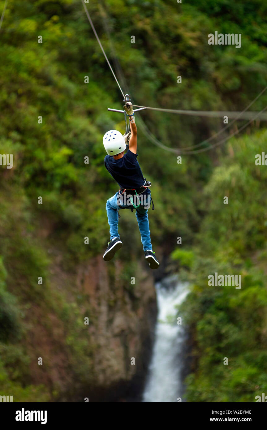 Garçon la tyrolienne sur la vallée du Rio Pastaza, River Gorge, touristiques, la Route Des Cascades, Ruta de las Cascadas, Banos, porte de l'Amazone, Tungurahua, Equateur Province Banque D'Images