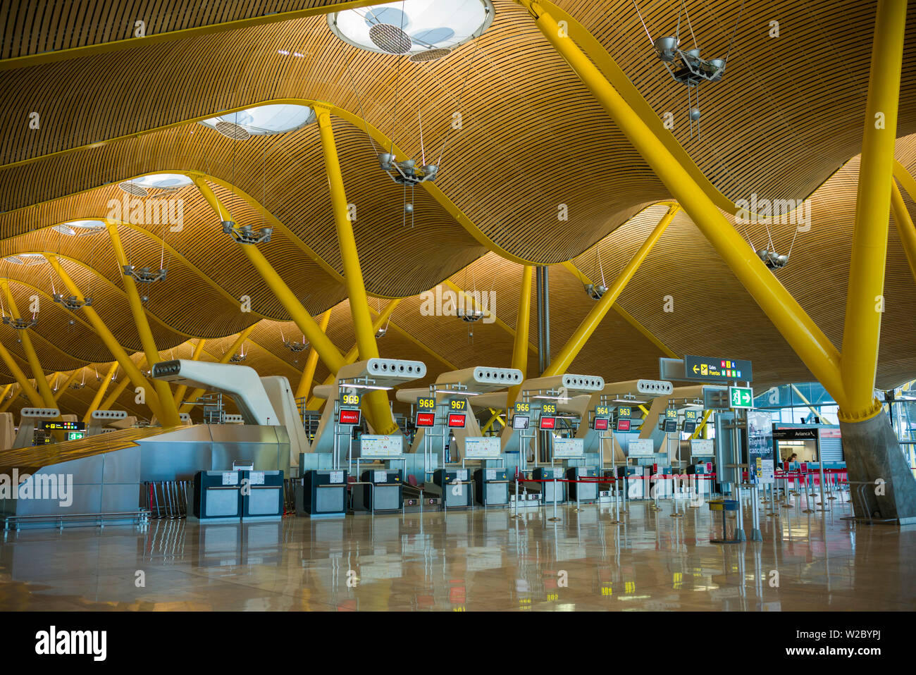 Espagne, Madrid, Adolfo Suarez, l'aéroport de Madrid-Barajas international terminal aire d'enregistrement Banque D'Images