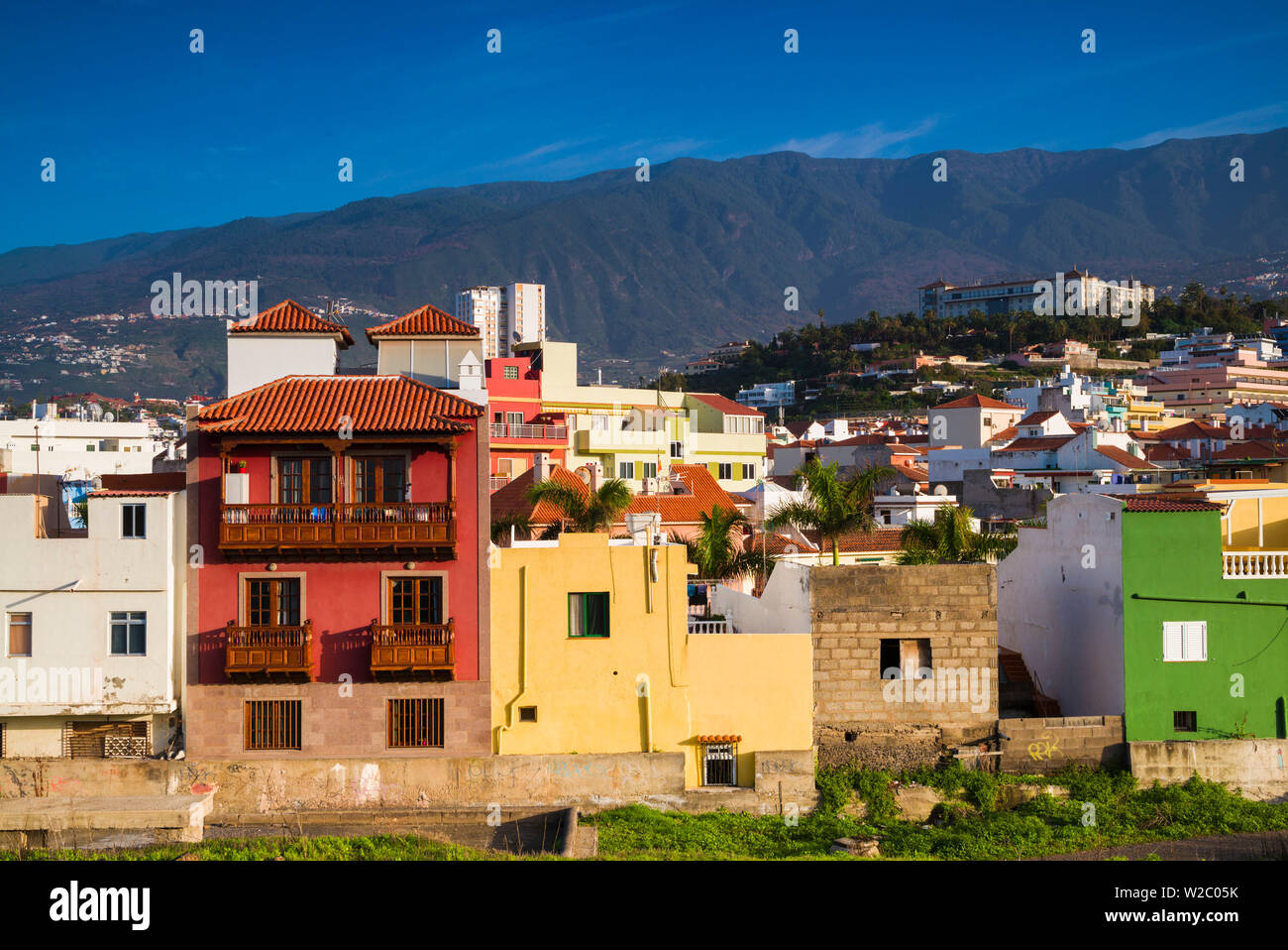 L'Espagne, Iles Canaries, Tenerife, Puerto de la Cruz, maisons au bord de l'eau Banque D'Images