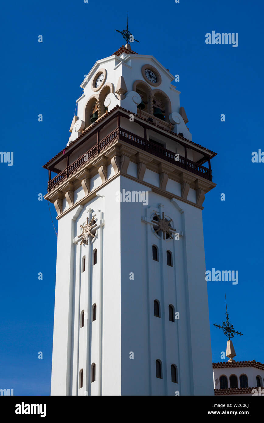 L'Espagne, Iles Canaries, Tenerife, Candelaria, Basilica de Nuestra Señora de Candelaria, le clocher de l'église Banque D'Images