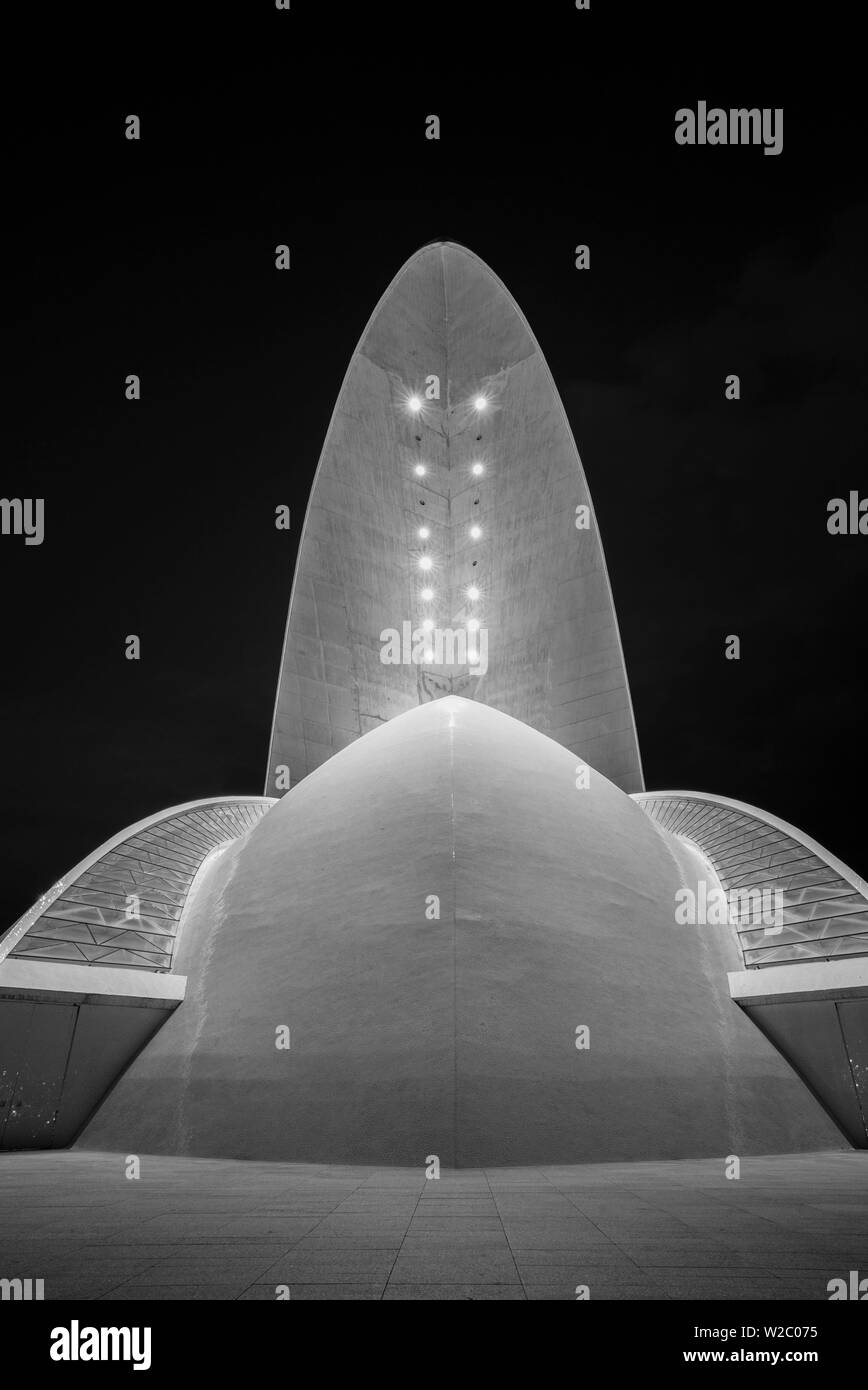 L'Espagne, Iles Canaries, Tenerife, Santa Cruz de Tenerife, l'Auditorio de Tenerife Adan Martin conçue par Santiago Calatrava, dusk Banque D'Images