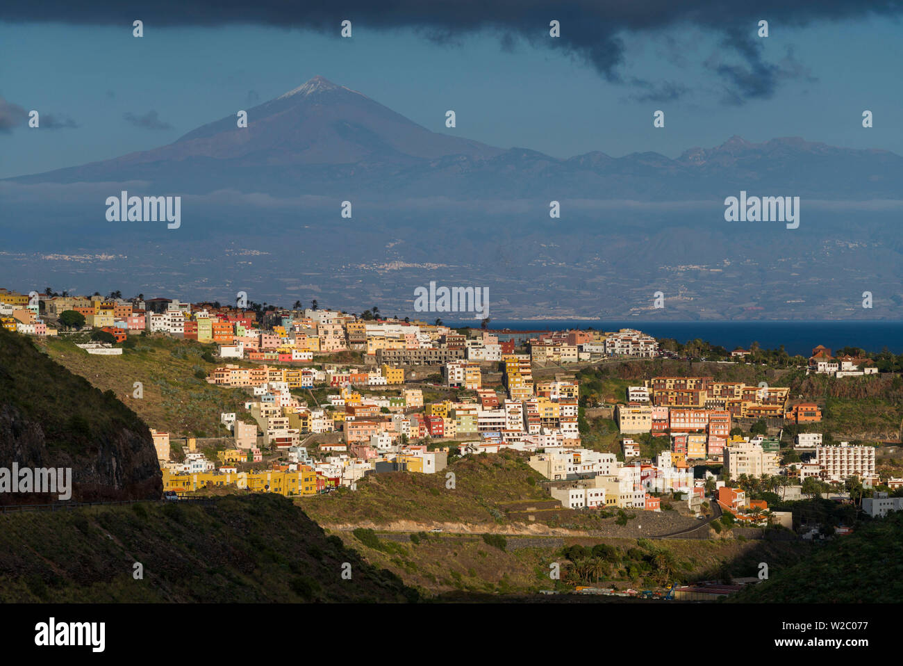 Espagne, Canaries, La Gomera, San Sebastian de la Gomera, vue sur la ville avec Pico del Teide à Tenerife Banque D'Images