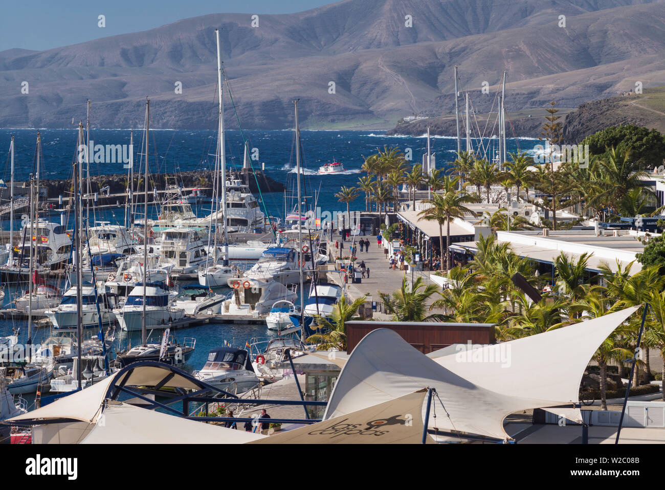 Espagne, Canaries, Lanzarote, Puerto Calero, augmentation de la vue sur le port Banque D'Images