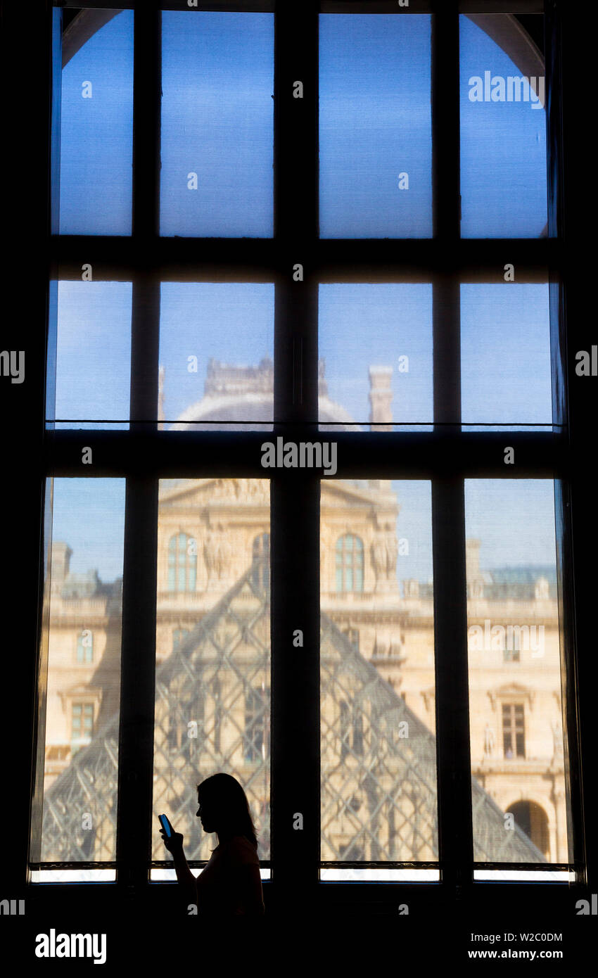 Visiteur sur téléphone portable, le Louvre, Paris, France Banque D'Images
