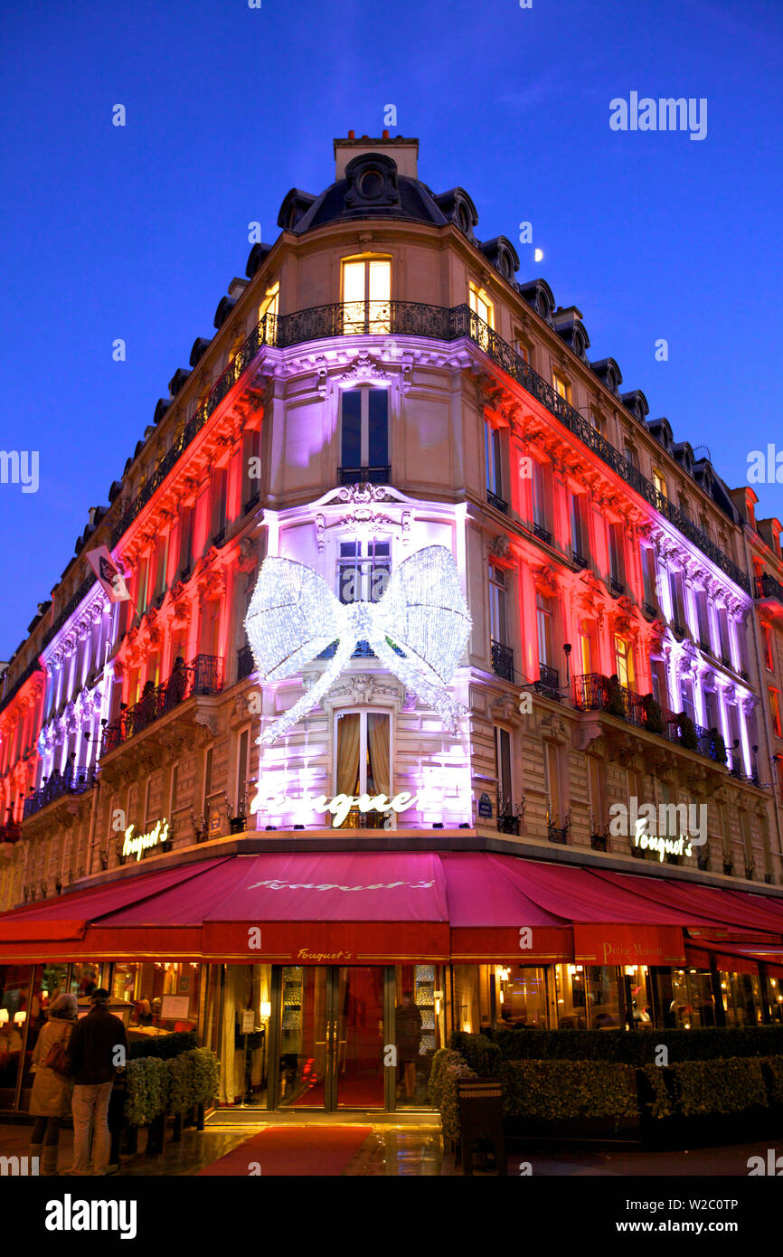 Fouquet's Restaurant at Dusk, Avenue des Champs-Elysées, Paris, France, l'Europe de l'Ouest. Banque D'Images