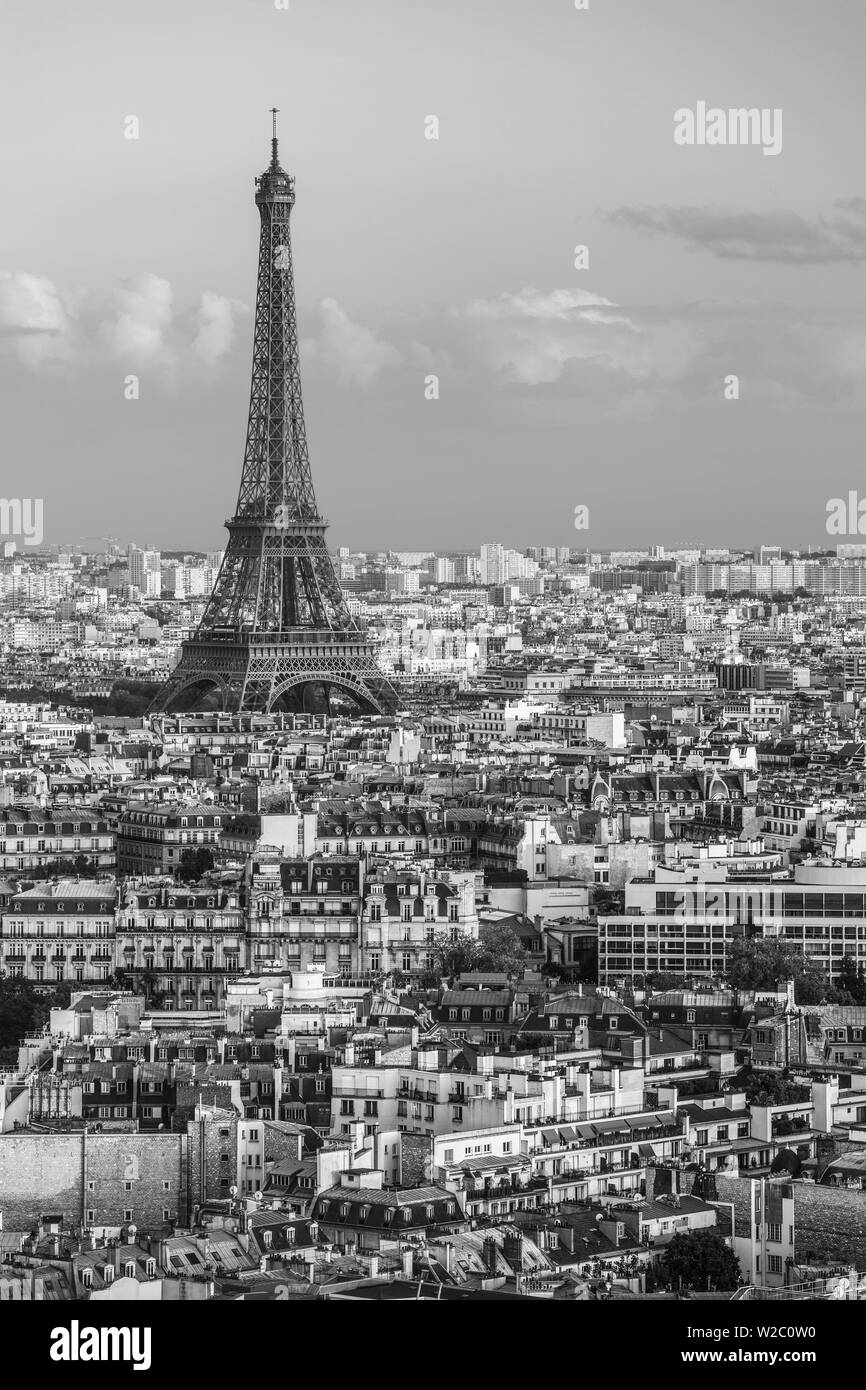 Une vue sur la ville avec la Tour Eiffel au loin, Paris, France, Europe Banque D'Images
