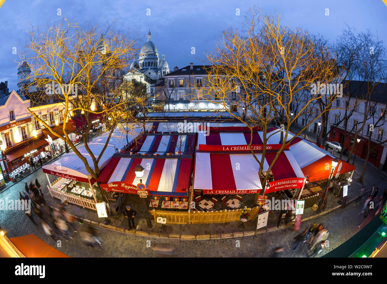 Café et scène de rue à Montmartre, Paris, France, Europe - Temps écoulé Banque D'Images