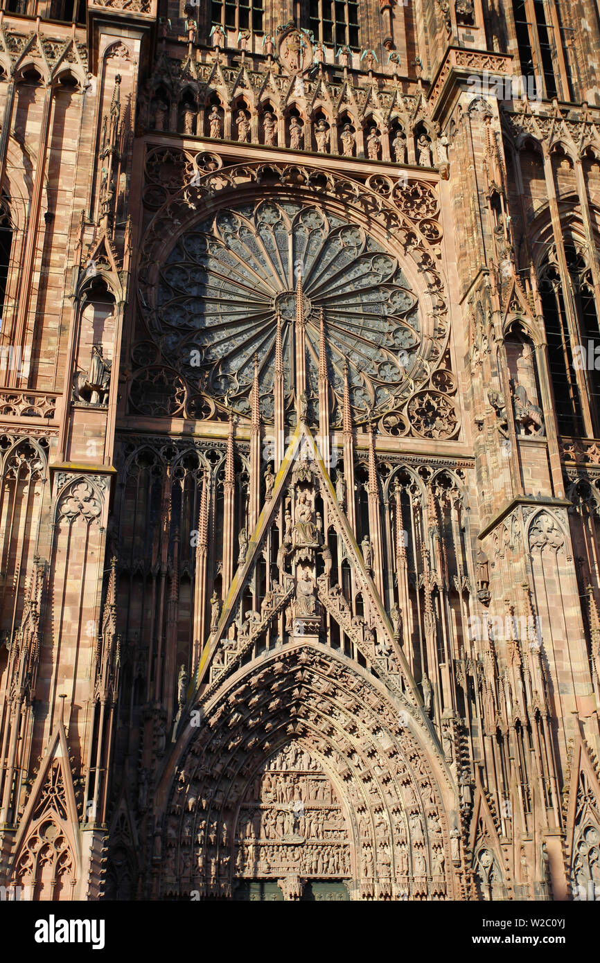 Détails de la Rose et la façade ouest de la Cathédrale Notre Dame, Strasbourg, France Banque D'Images